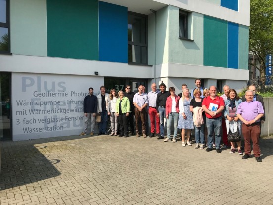 Die GRÜNEN im LWL besichtigen mit Bärbel Höhn (4. v. l.) das GBB Plusenergiehaus im sozialen Wohnungsbau in Bottrop. Die GRÜNEN im LWL besichtigen mit Bärbel Höhn (4. v. l.) das GBB Plusenergiehaus